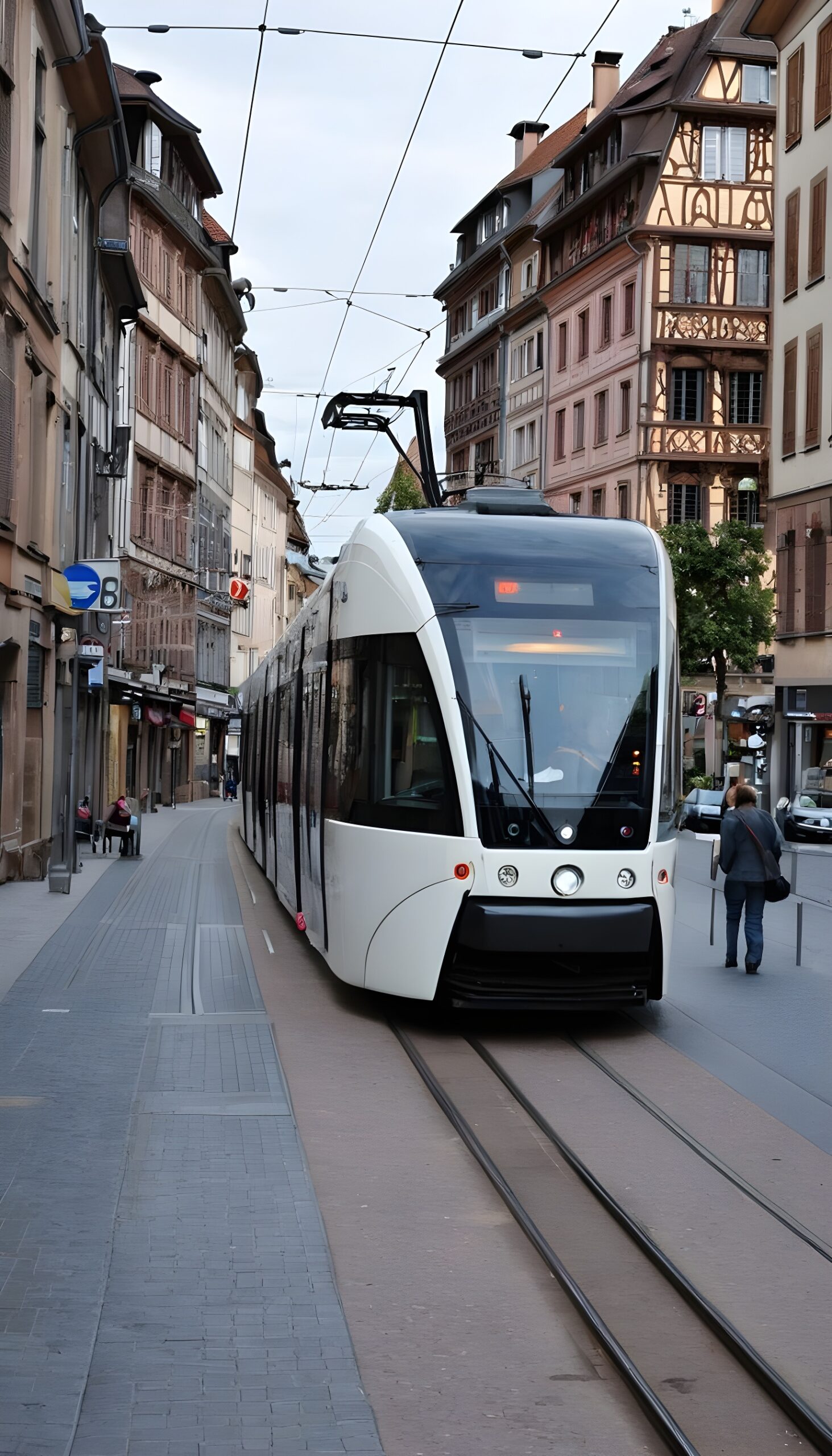 Une photo d'un tramway moderne circulant dans les rues de Strasbourg.