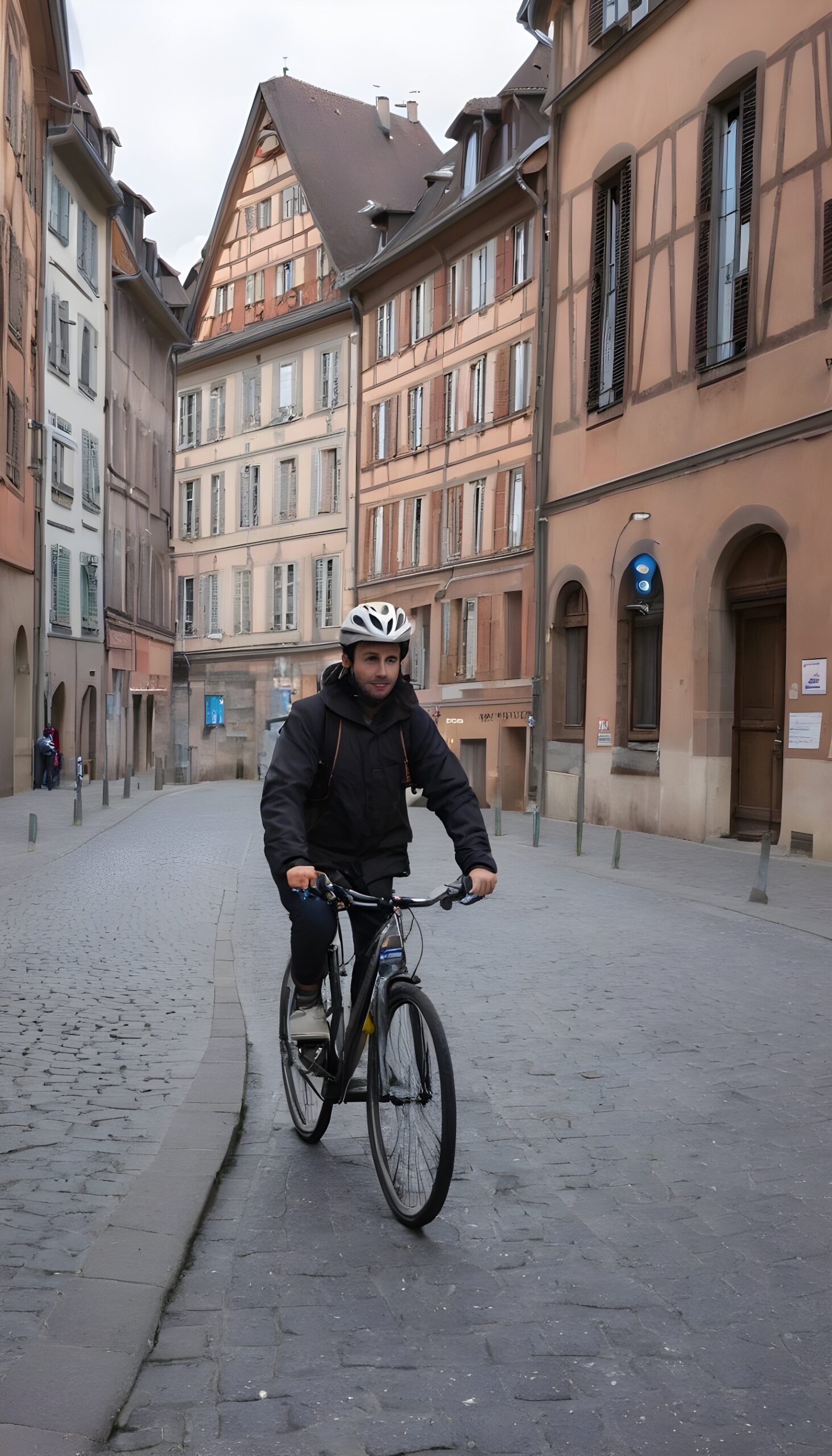 Une photo d'une personne en vélo sur une piste cyclable à Strasbourg